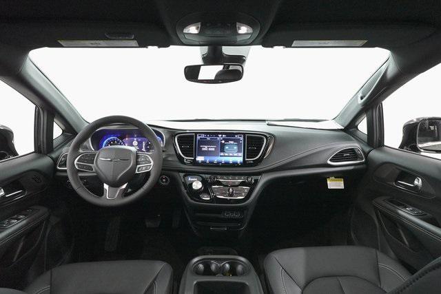 Photo of 2025 Diamond Black Crystal Pearlcoat Chrysler Pacifica