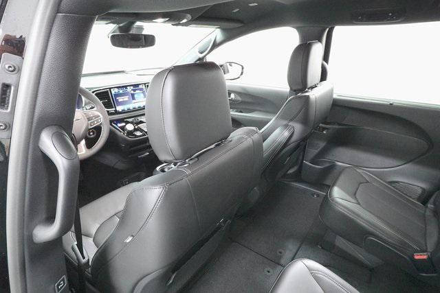 Photo of 2025 Diamond Black Crystal Pearlcoat Chrysler Pacifica