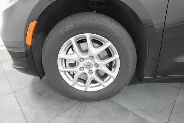 Photo of 2025 Diamond Black Crystal Pearlcoat Chrysler Pacifica