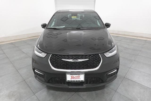 Photo of 2025 Diamond Black Crystal Pearlcoat Chrysler Pacifica