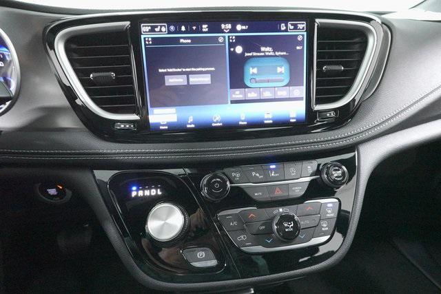 Photo of 2025 Diamond Black Crystal Pearlcoat Chrysler Pacifica