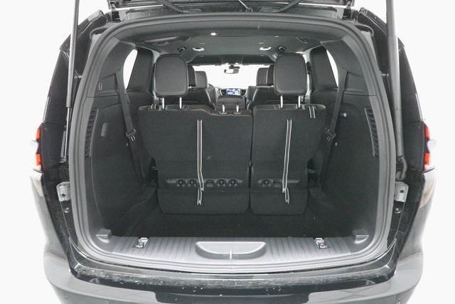 Photo of 2025 Diamond Black Crystal Pearlcoat Chrysler Pacifica