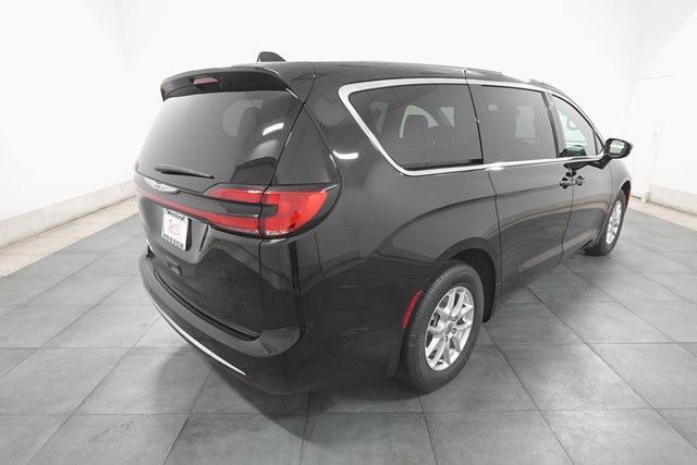 Photo of 2025 Diamond Black Crystal Pearlcoat Chrysler Pacifica