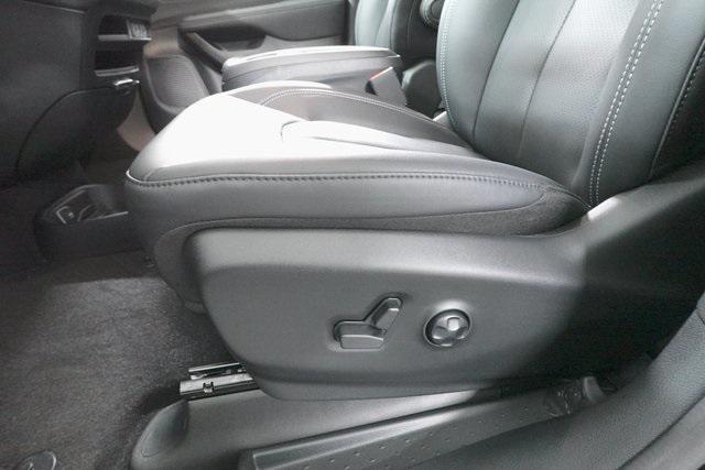 Photo of 2025 Diamond Black Crystal Pearlcoat Chrysler Pacifica
