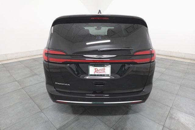 Photo of 2025 Diamond Black Crystal Pearlcoat Chrysler Pacifica