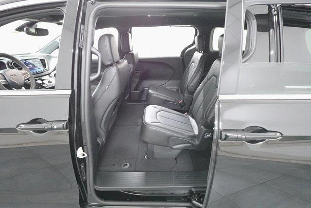Photo of 2025 Diamond Black Crystal Pearlcoat Chrysler Pacifica