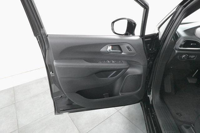 Photo of 2025 Diamond Black Crystal Pearlcoat Chrysler Pacifica