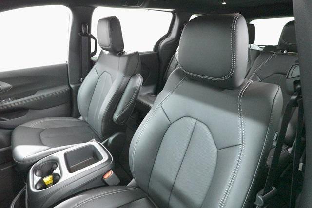 Photo of 2025 Diamond Black Crystal Pearlcoat Chrysler Pacifica