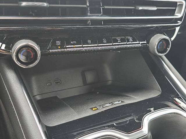Photo of 2025 Summit White Chevrolet Traverse