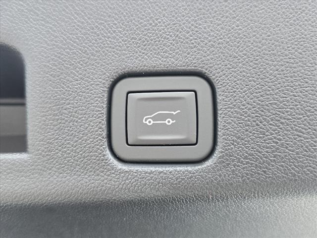 Photo of 2025 Summit White Chevrolet Traverse