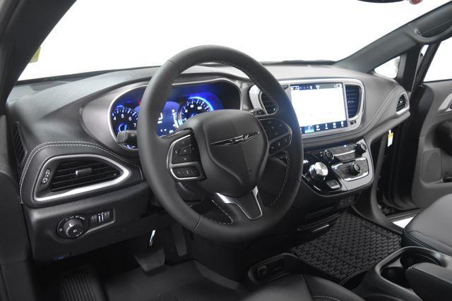 Photo of 2025 Diamond Black Chrysler Pacifica