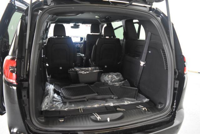 Photo of 2025 Diamond Black Chrysler Pacifica