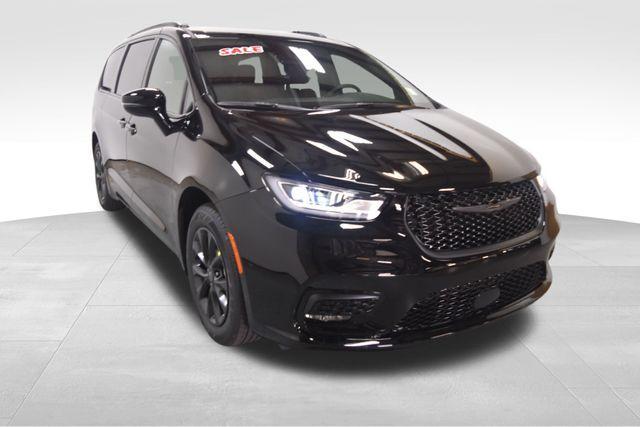 Photo of 2025 Diamond Black Chrysler Pacifica