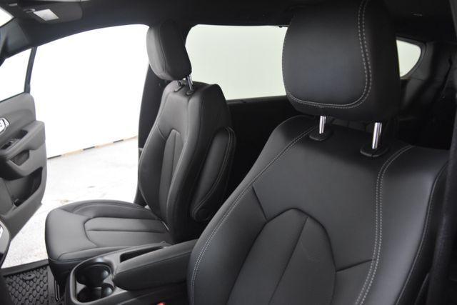 Photo of 2025 Diamond Black Chrysler Pacifica