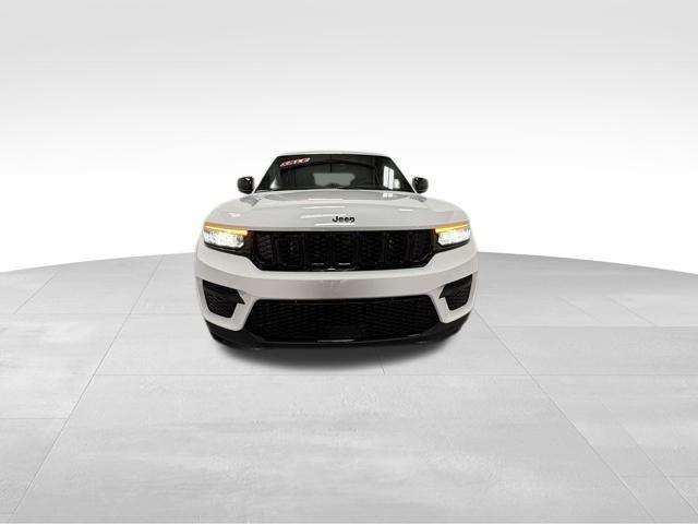 Photo of 2025 Bright White Clearcoat Jeep Grand Cherokee