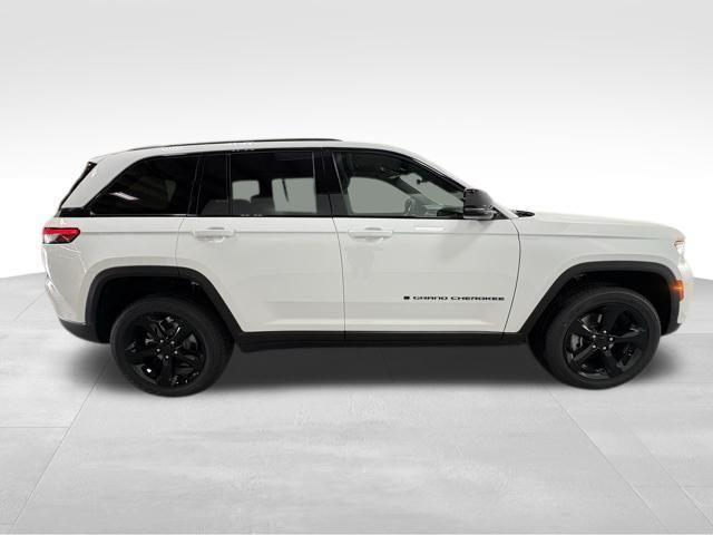 Photo of 2025 Bright White Clearcoat Jeep Grand Cherokee