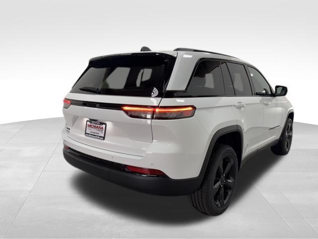 Photo of 2025 Bright White Clearcoat Jeep Grand Cherokee
