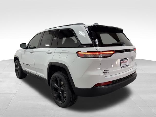 Photo of 2025 Bright White Clearcoat Jeep Grand Cherokee