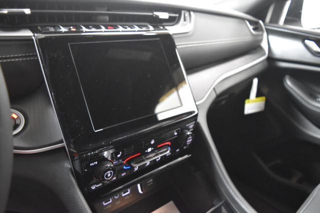 Photo of 2025 Bright White Clearcoat Jeep Grand Cherokee L