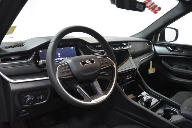 Photo of 2025 Bright White Clearcoat Jeep Grand Cherokee L
