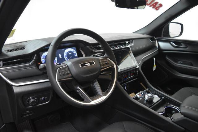 Photo of 2025 Metallic Jeep Grand Cherokee L