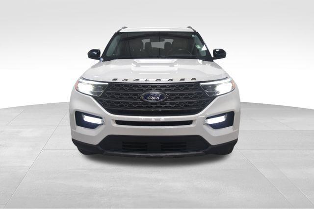 Photo of 2022 Star White Ford Explorer