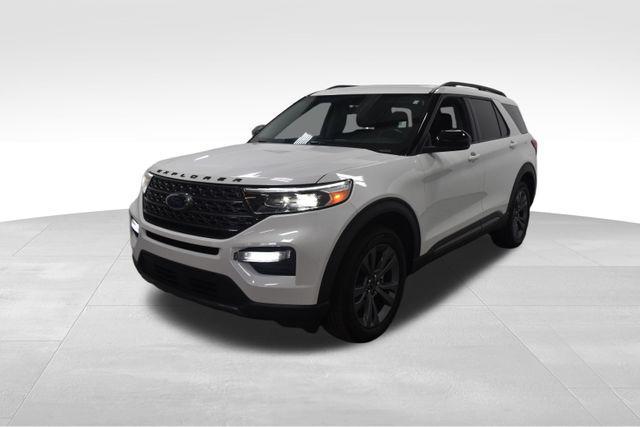 Photo of 2022 Star White Ford Explorer