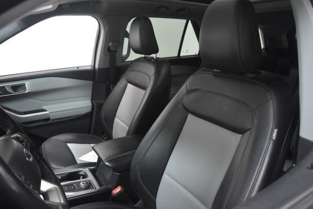 Photo of 2022 Star White Ford Explorer