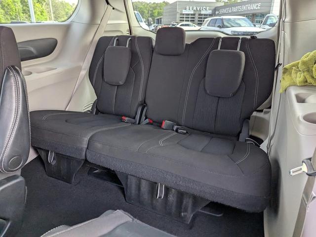 Photo of 2022 Brilliant Black Crystal Pearlcoat Chrysler Voyager