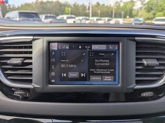 Photo of 2022 Brilliant Black Crystal Pearlcoat Chrysler Voyager