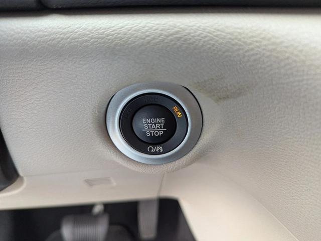 Photo of 2022 Brilliant Black Crystal Pearlcoat Chrysler Voyager