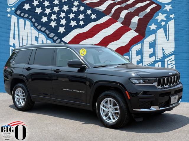 Photo of 2023 Diamond Black Crystal Pearl Coat Jeep Grand Cherokee L
