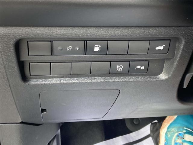 Photo of 2023 Silver Mitsubishi Outlander PHEV