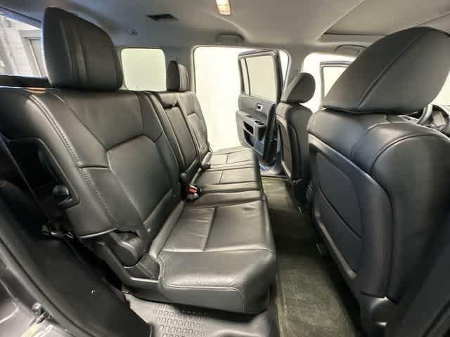 Photo of 2015 Gray Honda Pilot