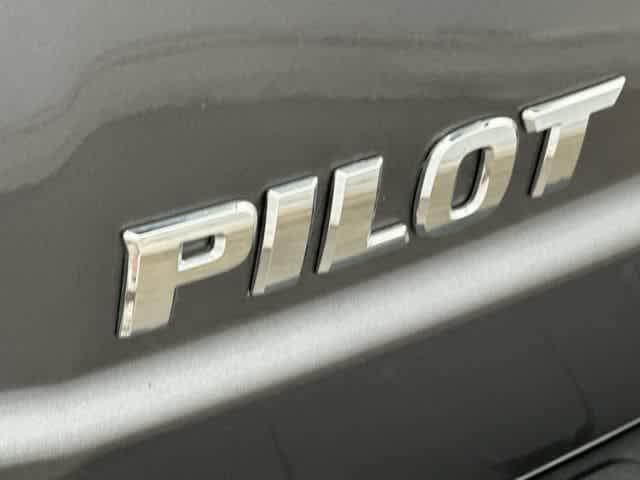 Photo of 2015 Gray Honda Pilot