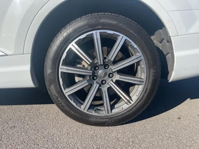 Photo of 2017 White Audi Q7