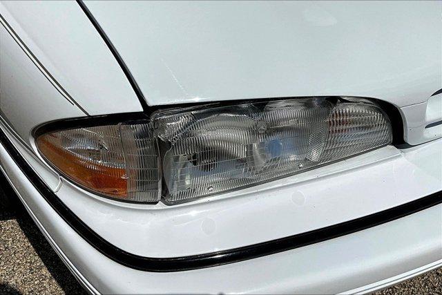 Photo of 1995 White Pontiac Bonneville