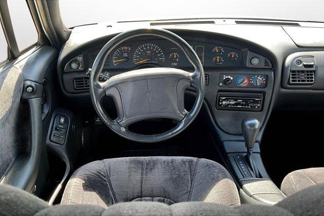 Photo of 1995 White Pontiac Bonneville