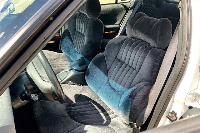 Photo of 1995 White Pontiac Bonneville
