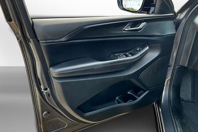 Photo of 2024 Metallic Jeep Grand Cherokee L
