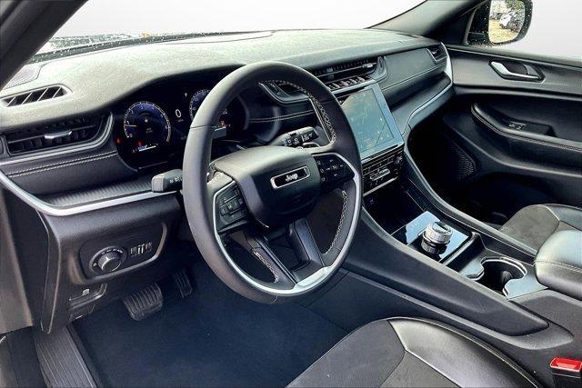 Photo of 2024 Metallic Jeep Grand Cherokee L