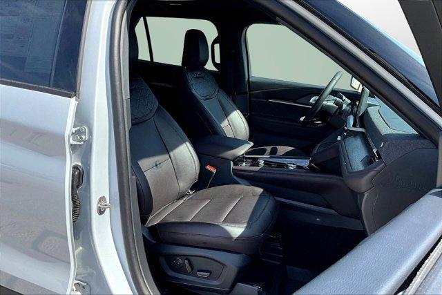 Photo of 2025 Space White Metallic Ford Explorer