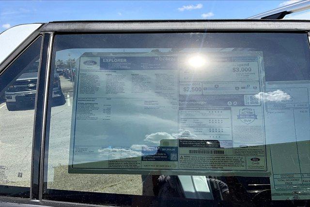 Photo of 2025 Space White Metallic Ford Explorer