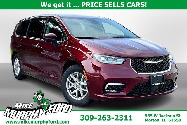 Photo of 2023 Velvet Red Pearlcoat Chrysler Pacifica