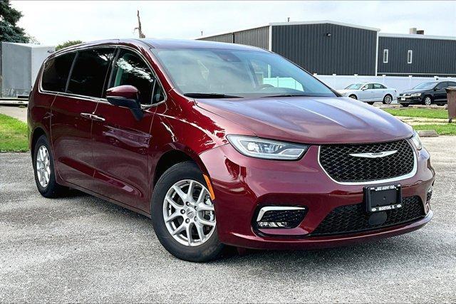 Photo of 2023 Velvet Red Pearlcoat Chrysler Pacifica