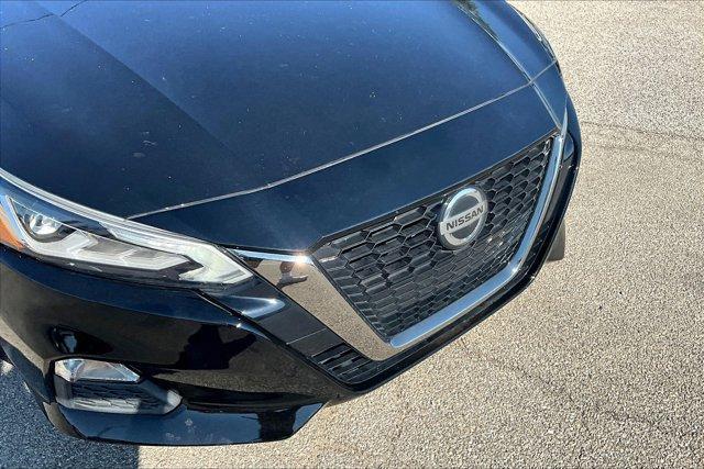 Photo of 2021 Black Nissan Altima