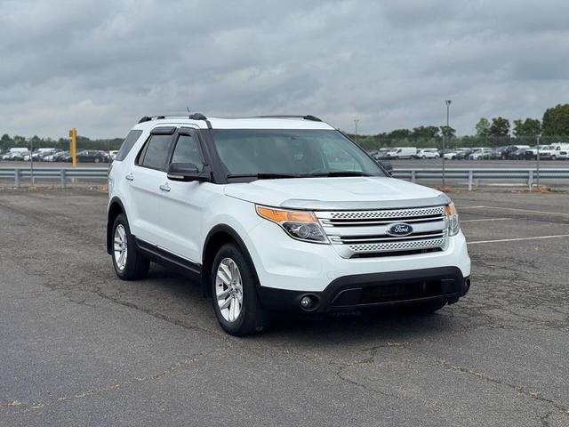 Photo of 2014 Oxford White Ford Explorer