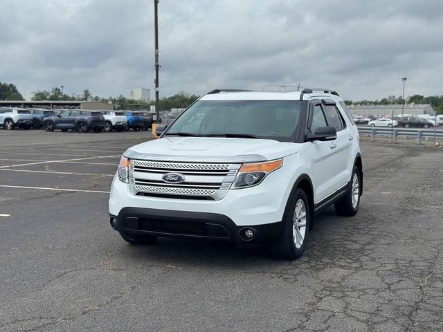 Photo of 2014 Oxford White Ford Explorer