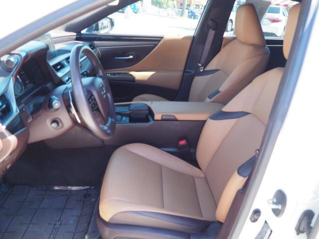 Photo of 2019 Eminent White Pearl Lexus ES 300h