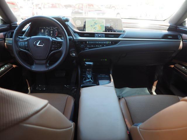 Photo of 2019 Eminent White Pearl Lexus ES 300h